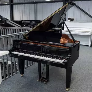 پیانو آکوستیک yamaha